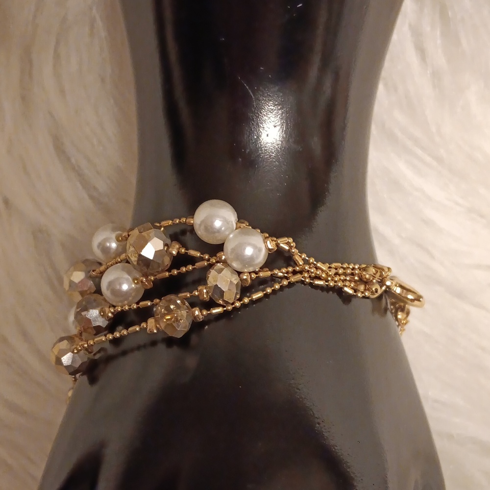 Elegant Gold and Pearl Bracelet - Picture 2 of 4